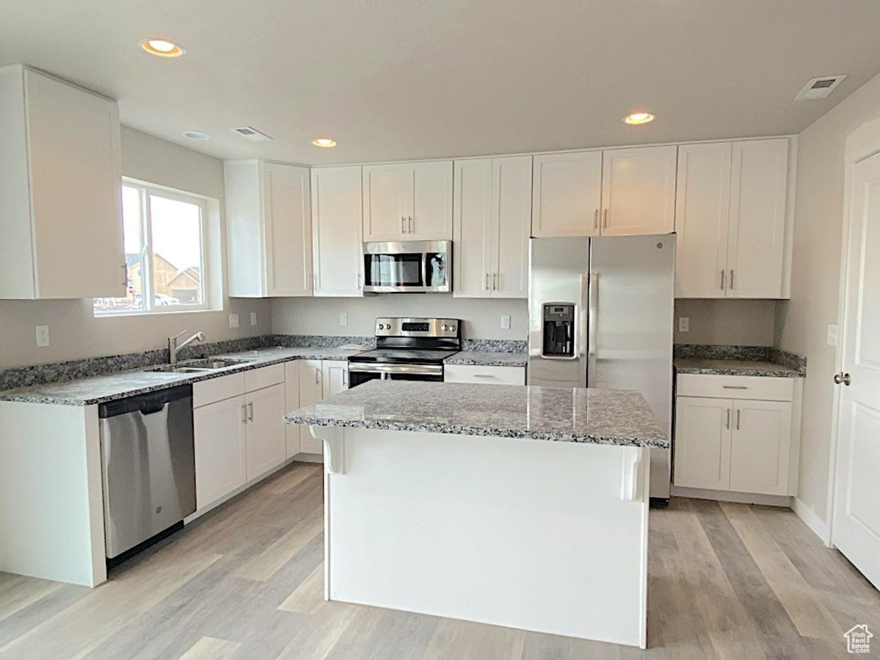 455 S 390 W - Photo 3 of 34
