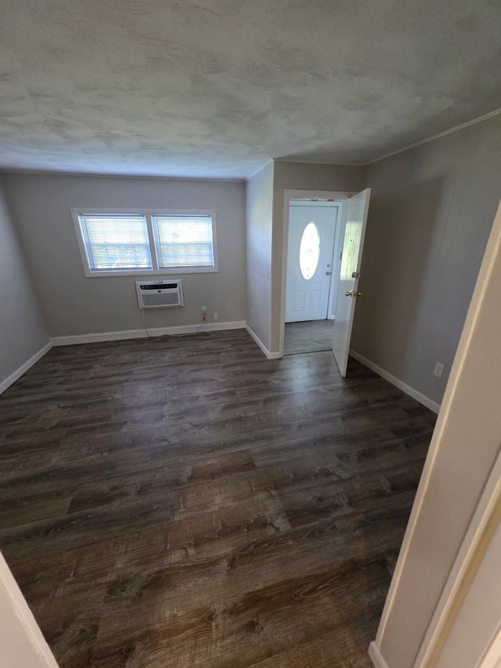 819 Douglas Tpke - Photo 5 of 6