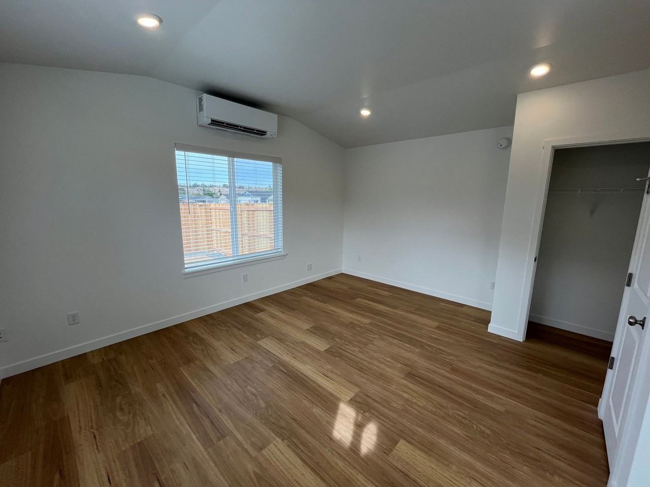 502 Ne 16th St - Photo 2 of 8