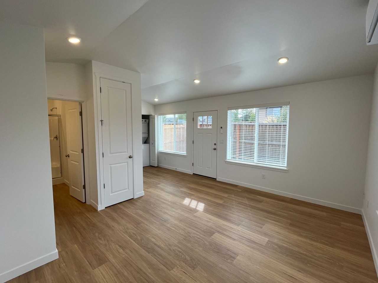502 Ne 16th St - Photo 3 of 8
