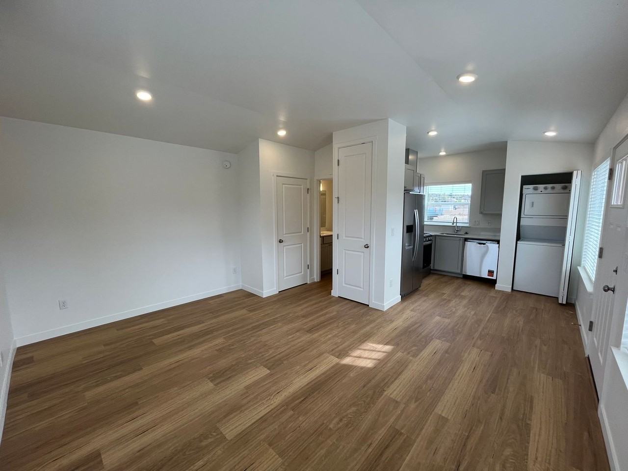 502 Ne 16th St - Photo 4 of 8