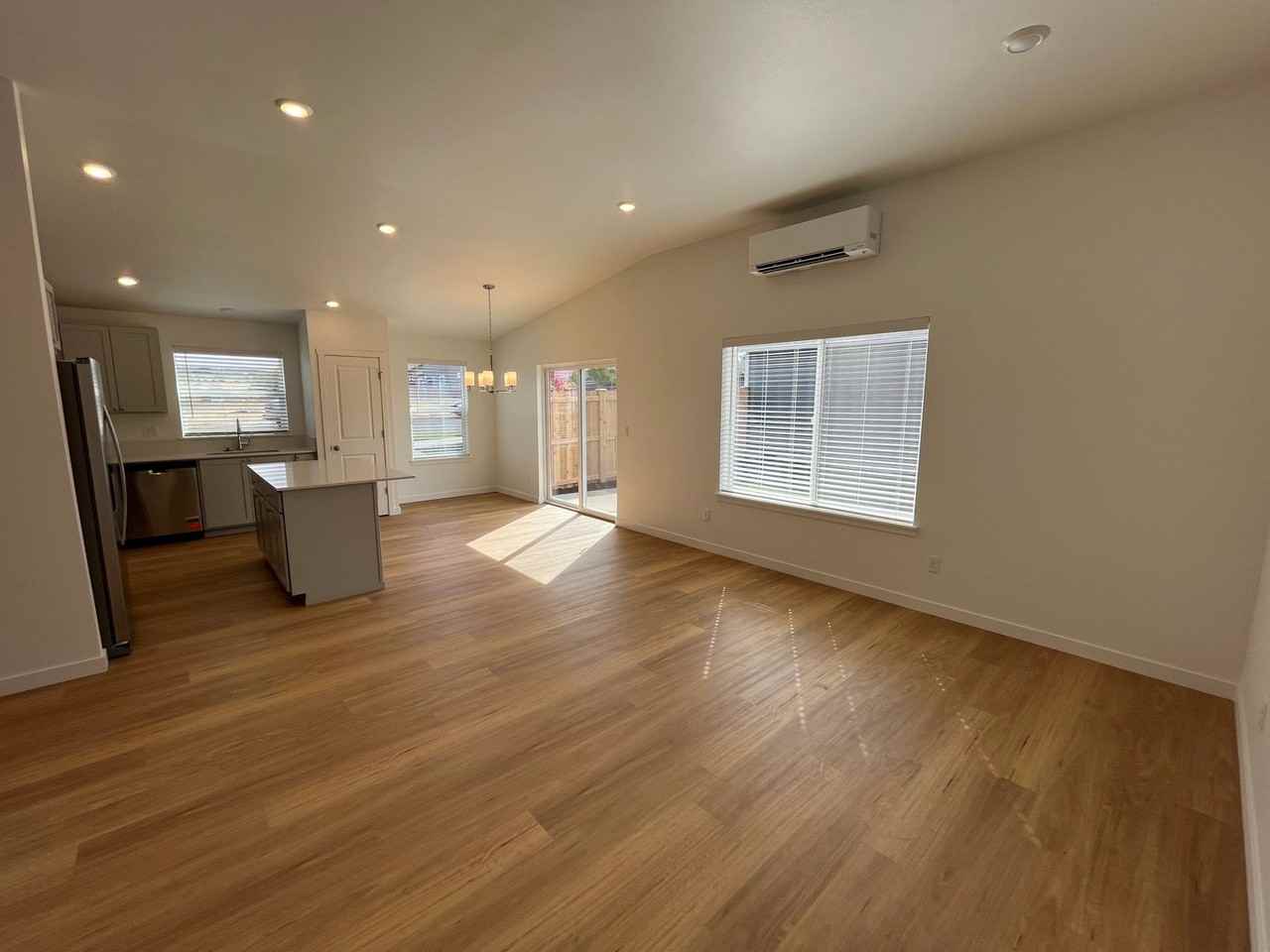 659 Ne Mcgee St - Photo 4 of 19