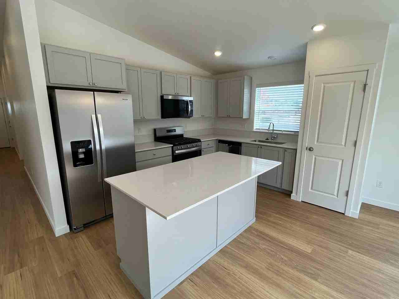 659 Ne Mcgee St - Photo 5 of 19
