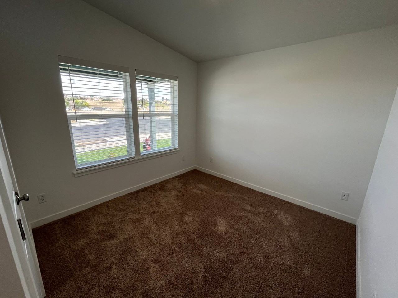 659 Ne Mcgee St - Photo 7 of 19