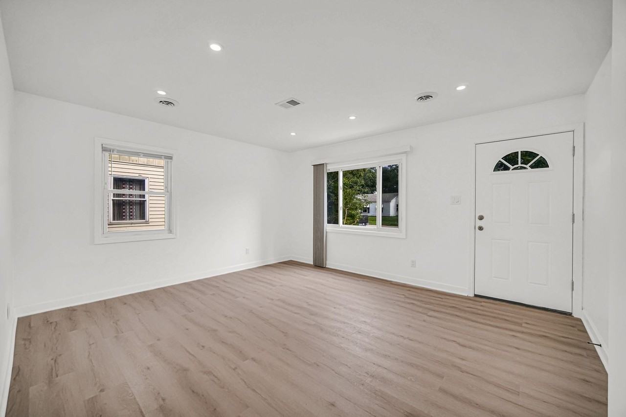 7610 Alexander Ave - Photo 3 of 17
