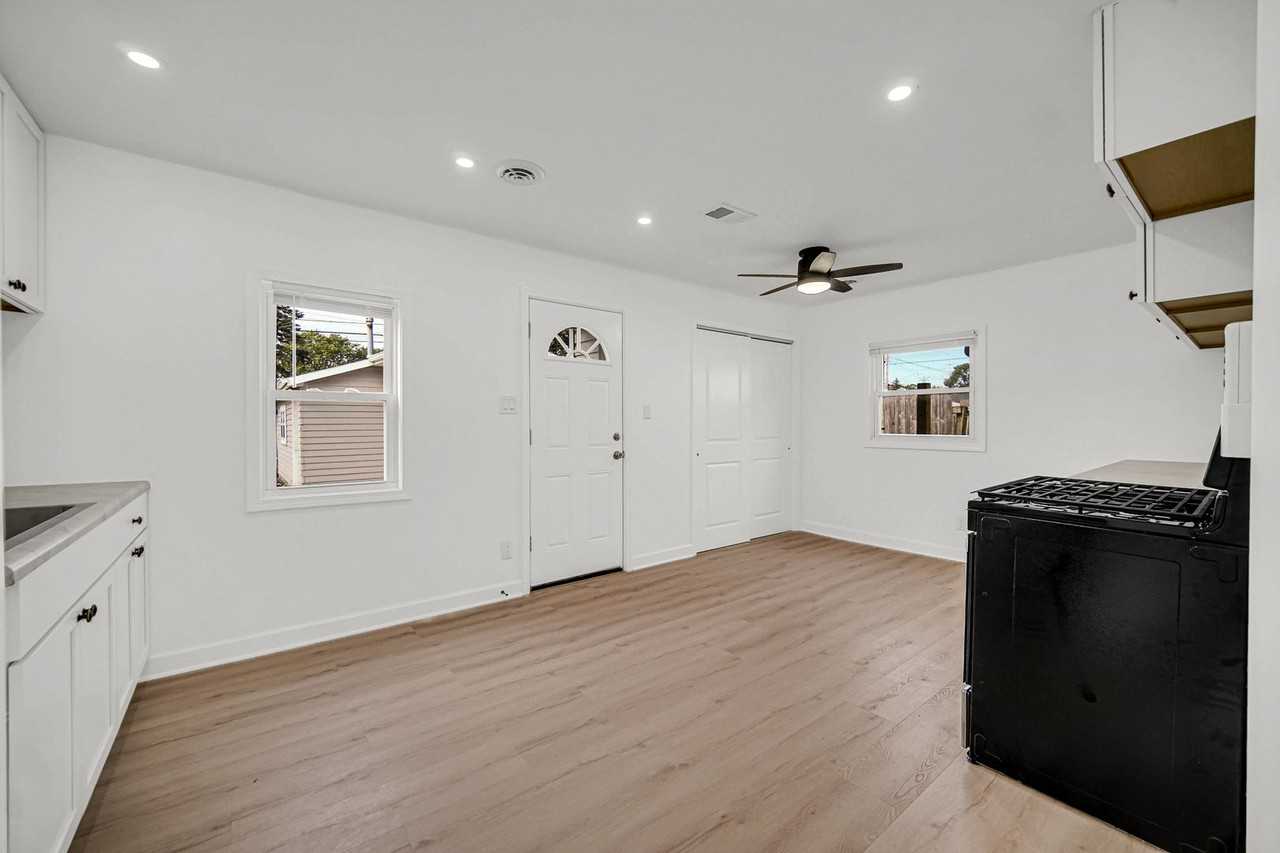 7610 Alexander Ave - Photo 7 of 17