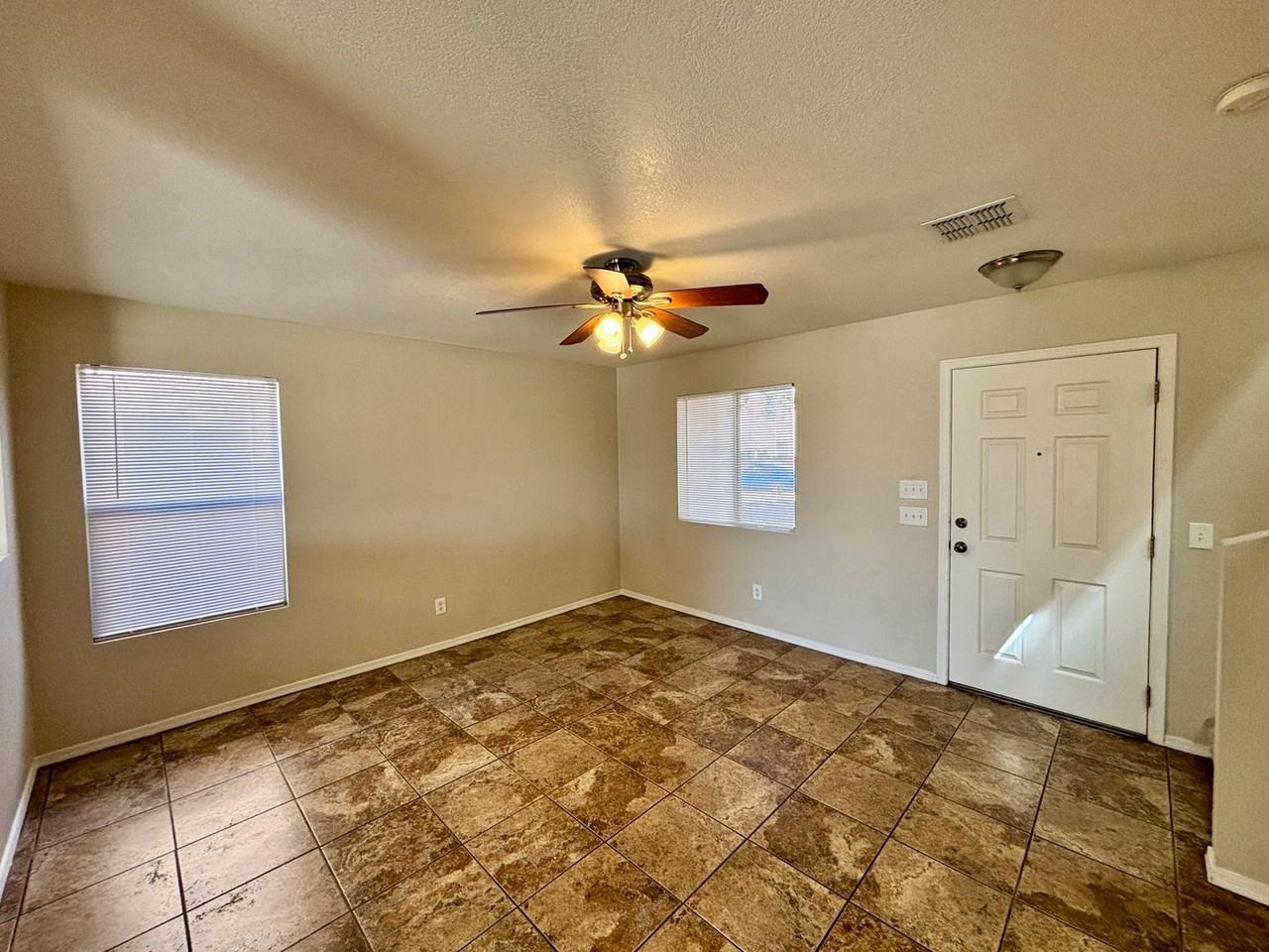 5530 S Monrovia Ave - Photo 4 of 15
