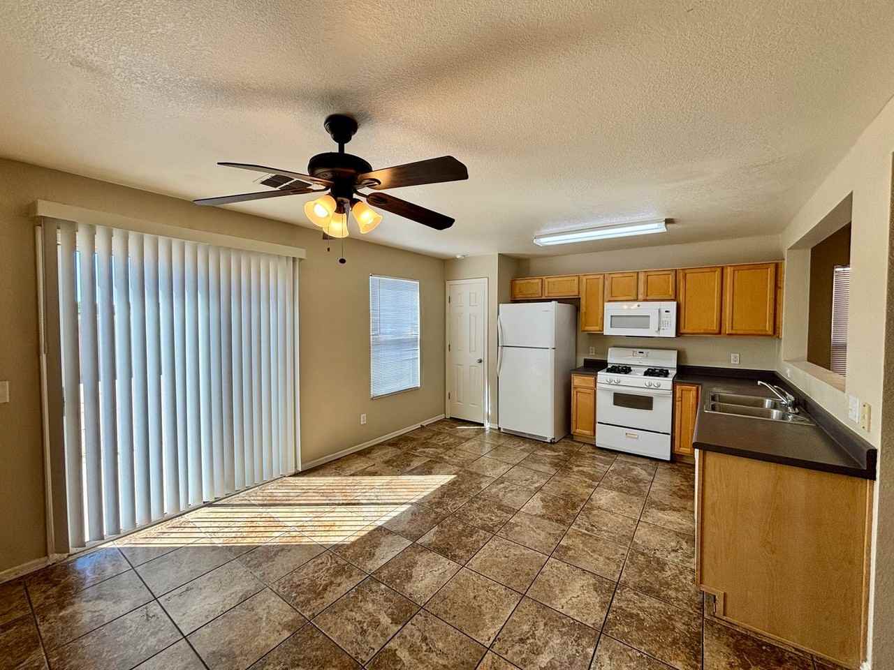 5530 S Monrovia Ave - Photo 5 of 15