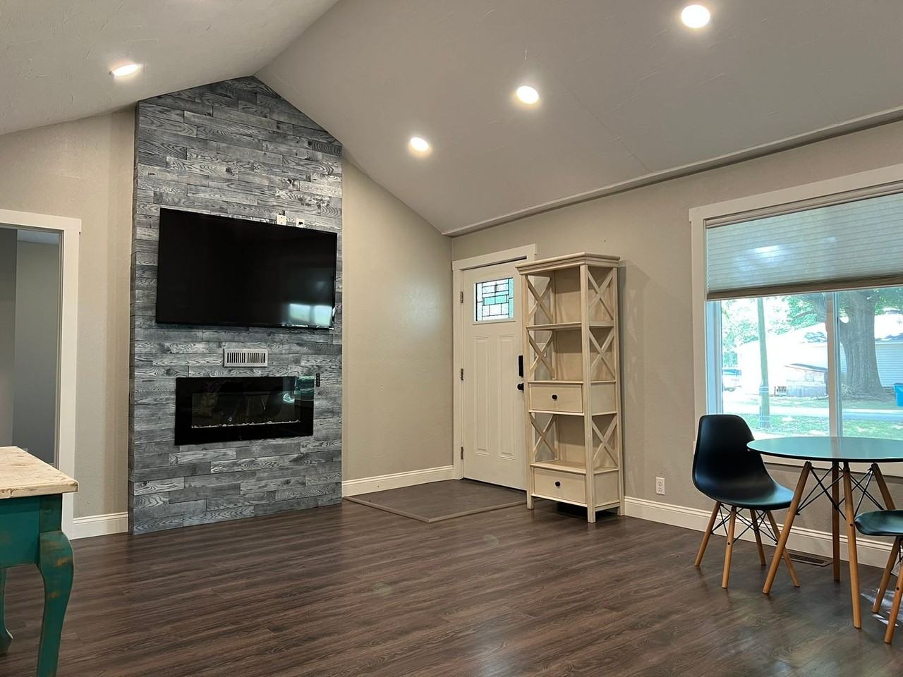 2232 S Kickapoo Ave - Photo 2 of 22