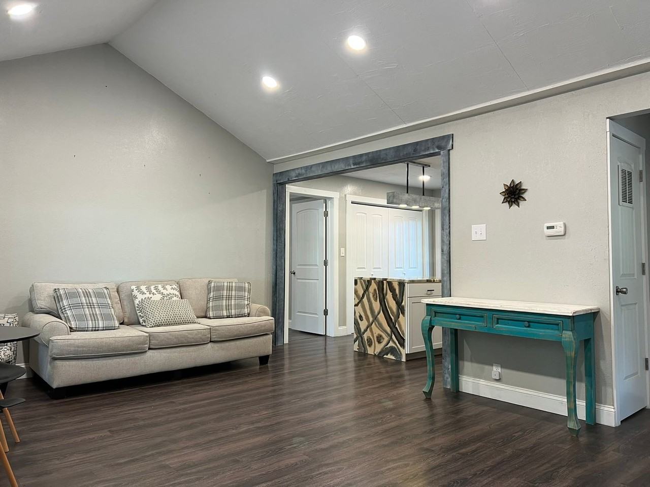 2232 S Kickapoo Ave - Photo 4 of 22