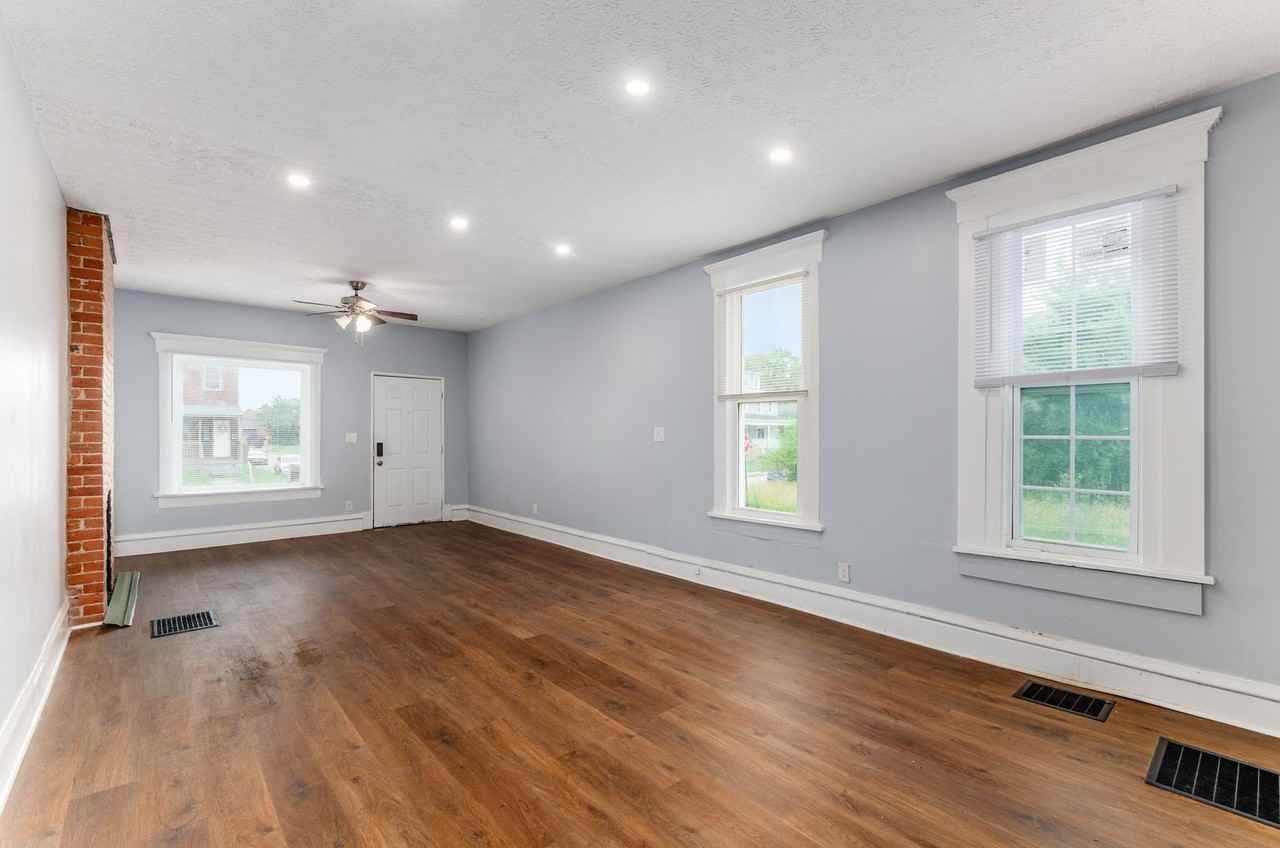 370 370 N Garfield Ave - 370 N Garfield Ave - Photo 3 of 20