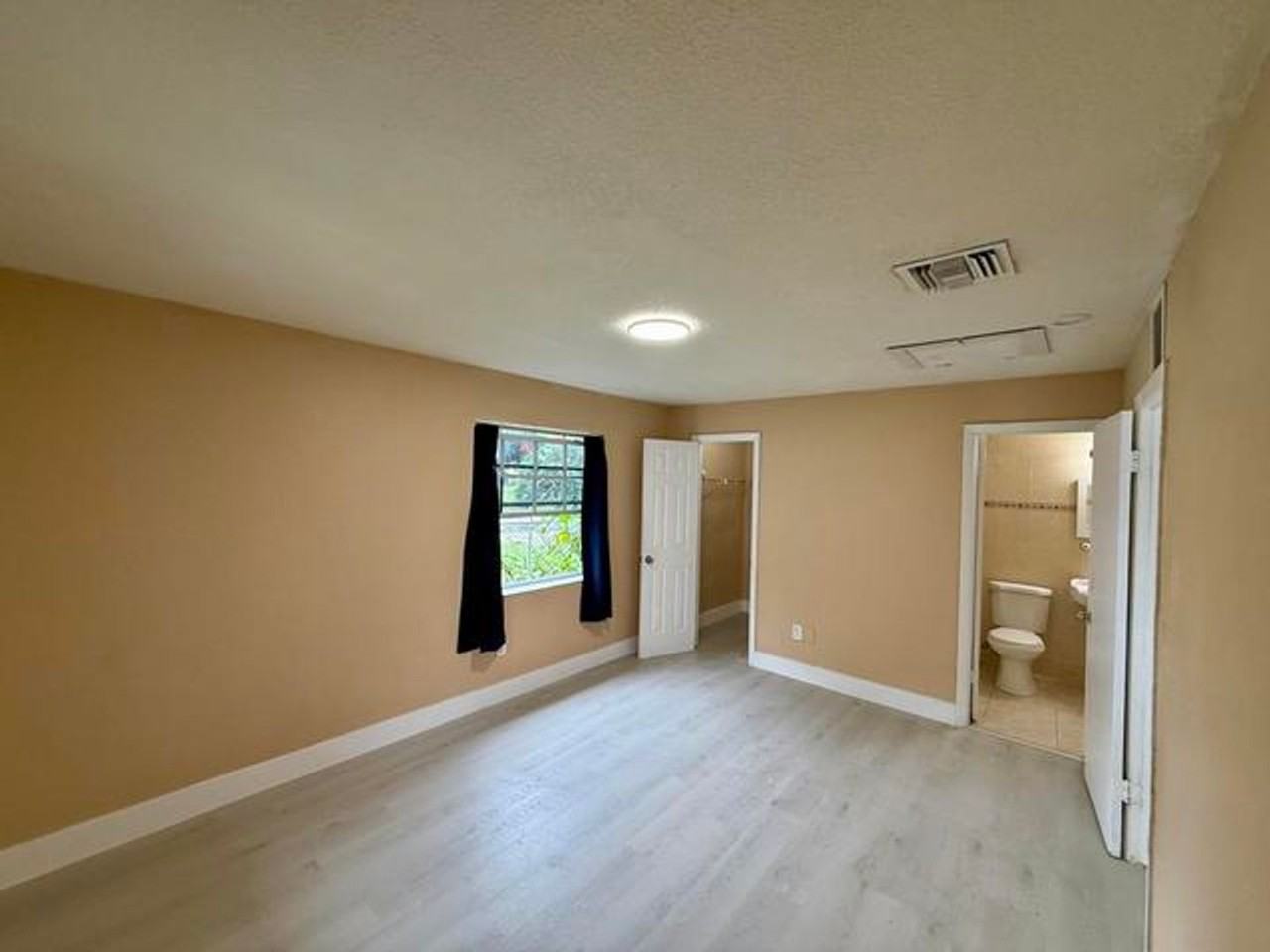 5905 Nw 23rd St - Photo 3 of 13