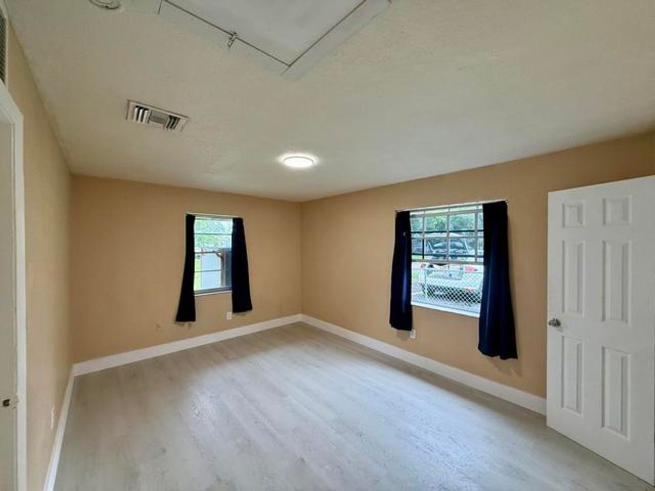 5905 Nw 23rd St - Photo 4 of 13
