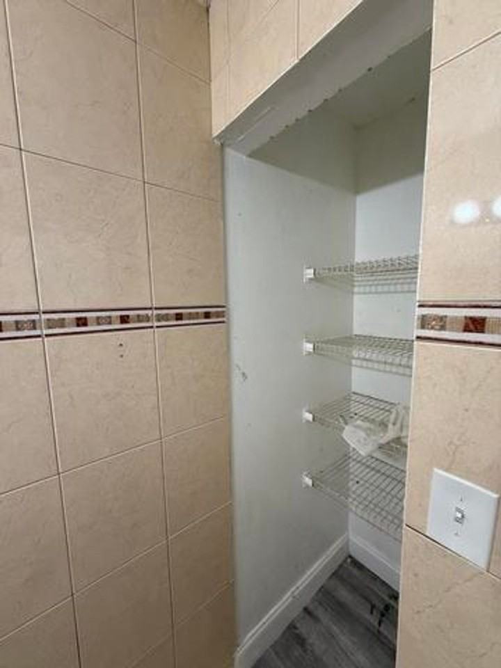 5905 Nw 23rd St - Photo 5 of 13