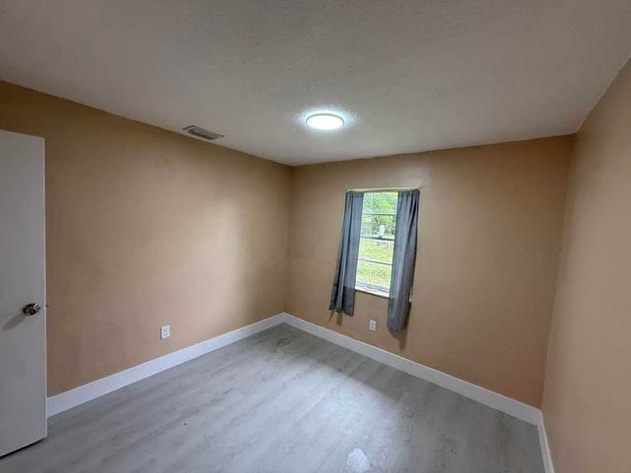 5905 Nw 23rd St - Photo 7 of 13