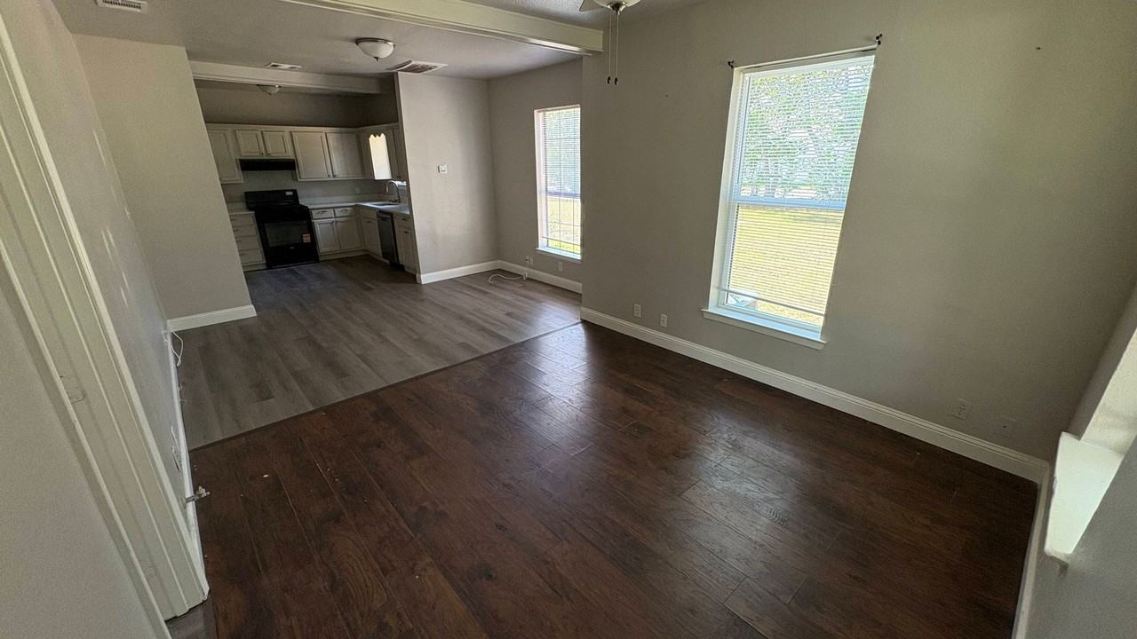 1115 Walworth St - Photo 3 of 18