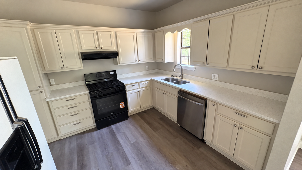 1115 Walworth St - Photo 5 of 18