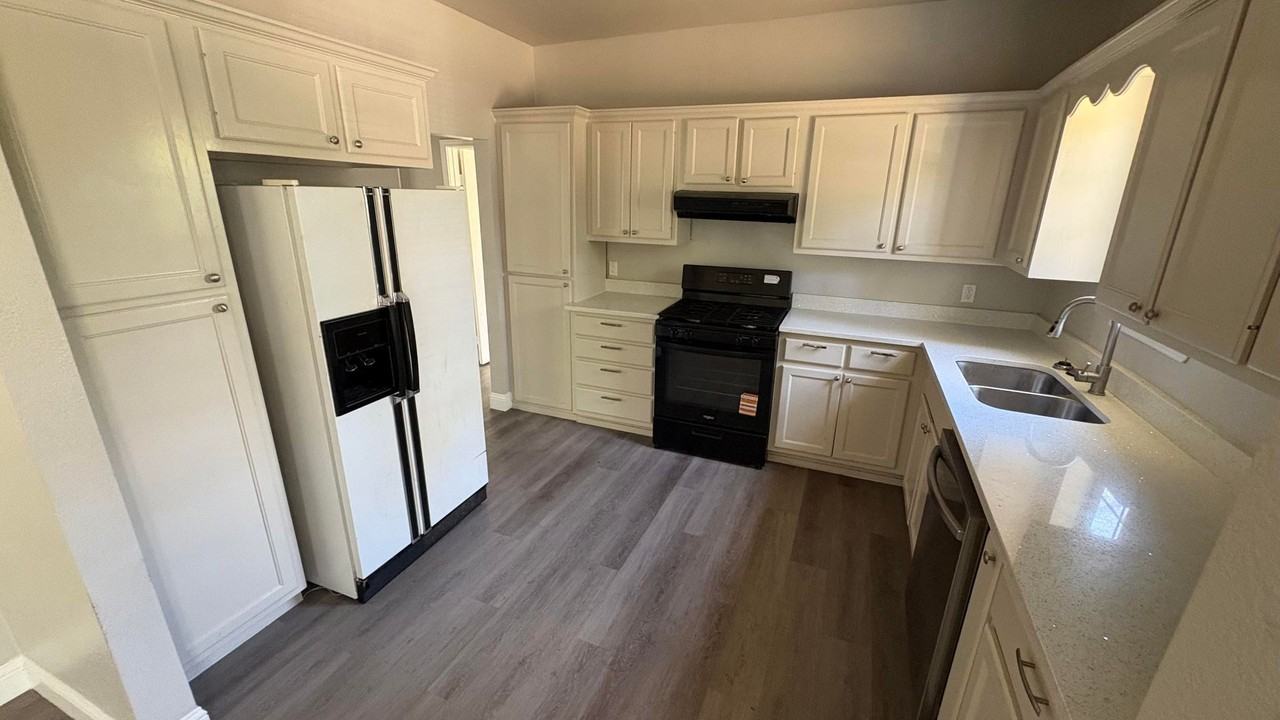 1115 Walworth St - Photo 6 of 18