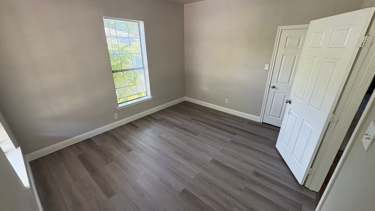 1115 Walworth St - Photo 7 of 18