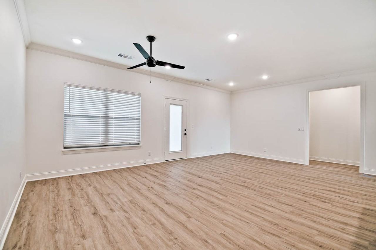 1041 Nottington St - Photo 4 of 20