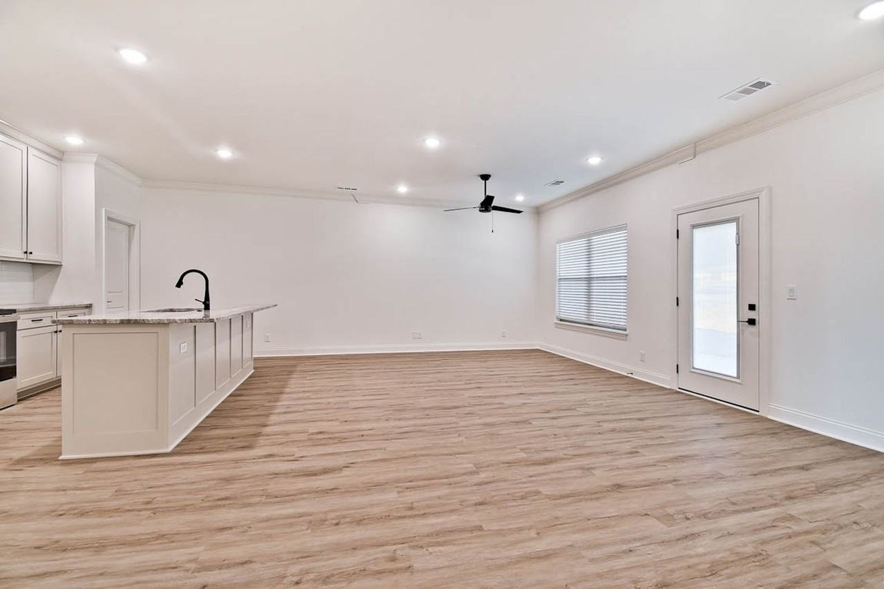 1041 Nottington St - Photo 6 of 20