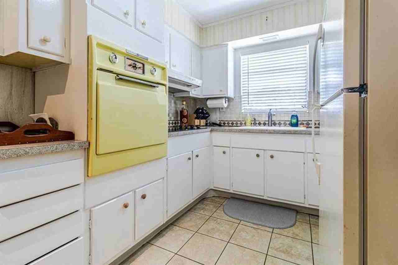 1300 Se 7th Ct - Photo 2 of 17
