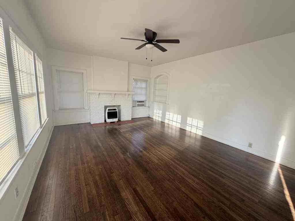 1612 Collins Ave - Photo 4 of 10
