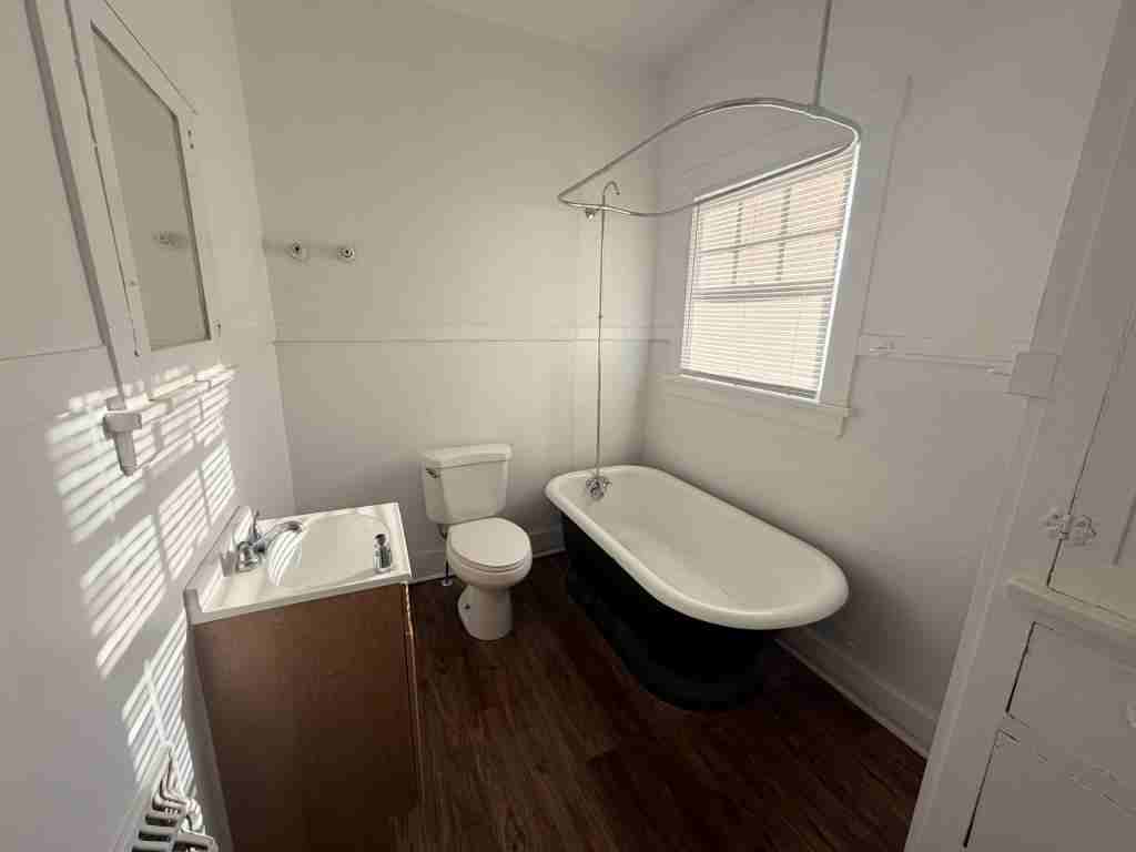 1612 Collins Ave - Photo 5 of 10