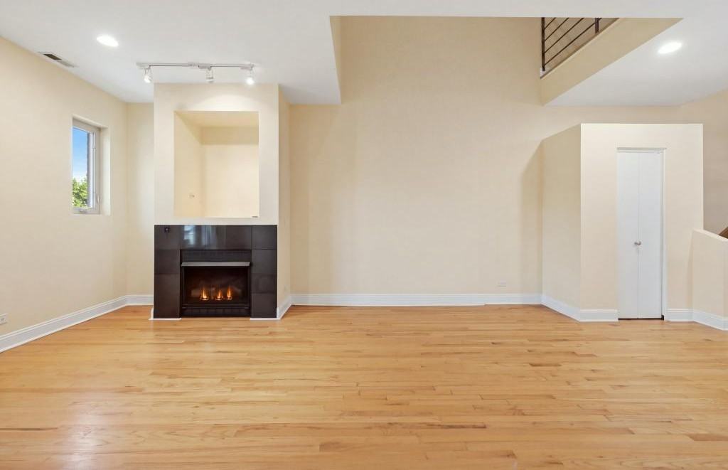 945 N Honore St - Photo 3 of 31