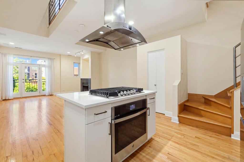 945 N Honore St - Photo 5 of 31