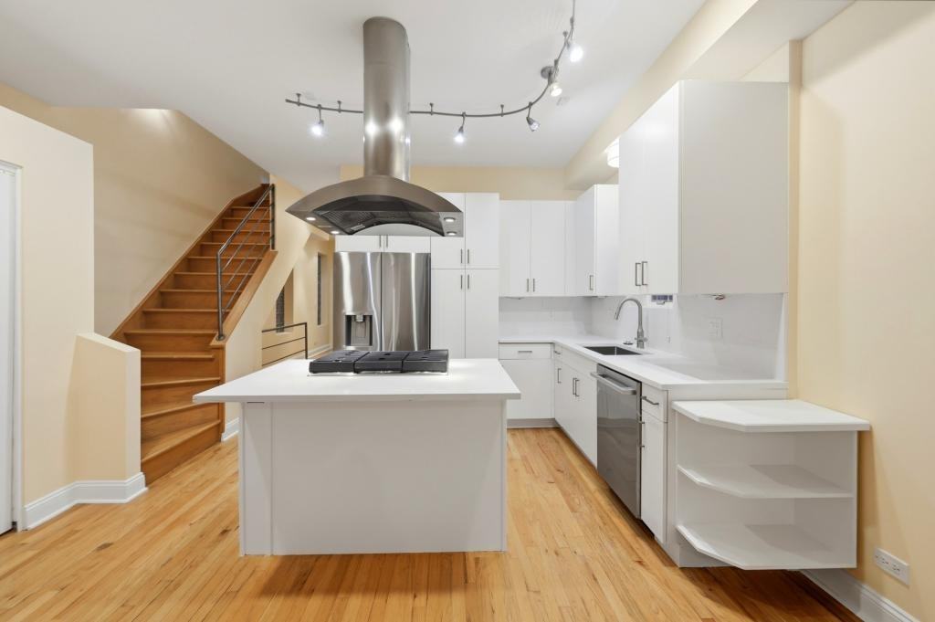 945 N Honore St - Photo 6 of 31