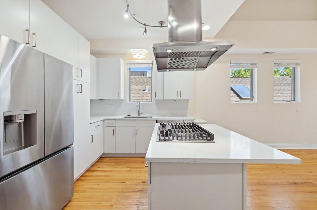945 N Honore St - Photo 7 of 31