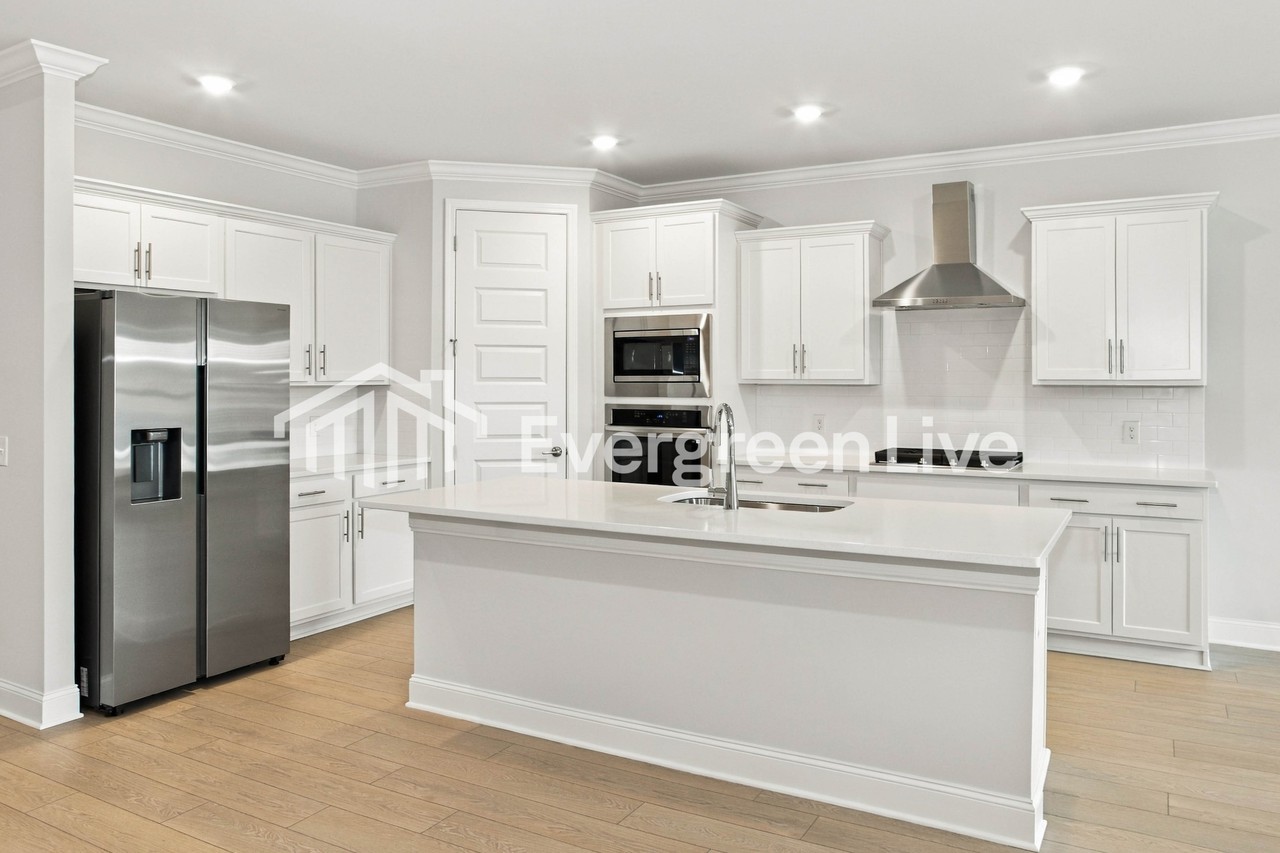 22620 Donahue Dr - Photo 4 of 15