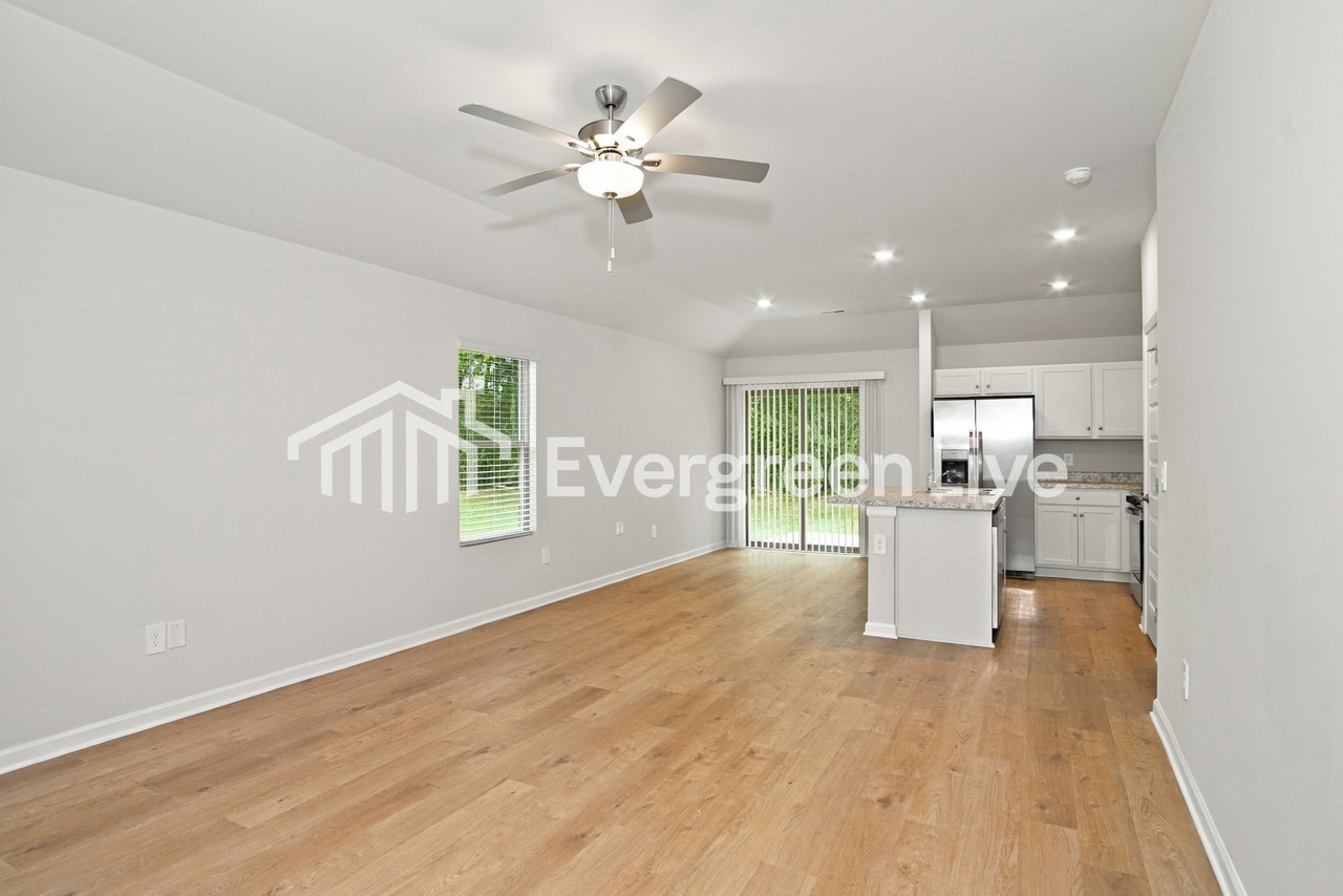 4405 Lakota Dr Se - Photo 5 of 15