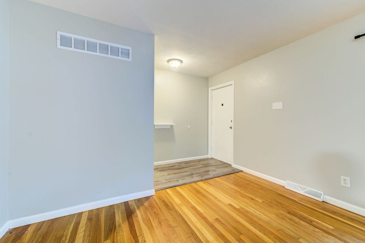 1610 Saint Anthony Ln - Photo 3 of 23