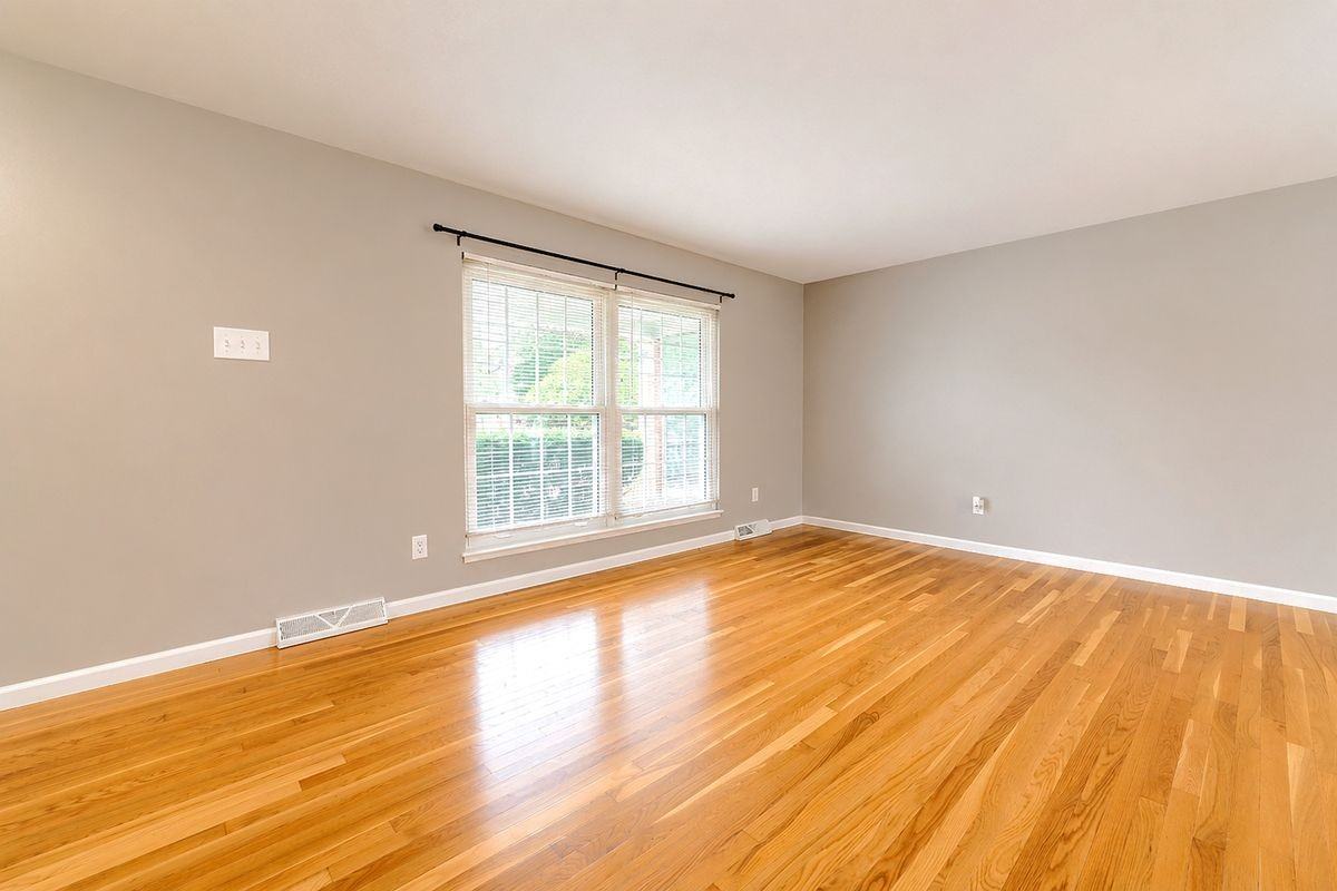 1610 Saint Anthony Ln - Photo 5 of 23