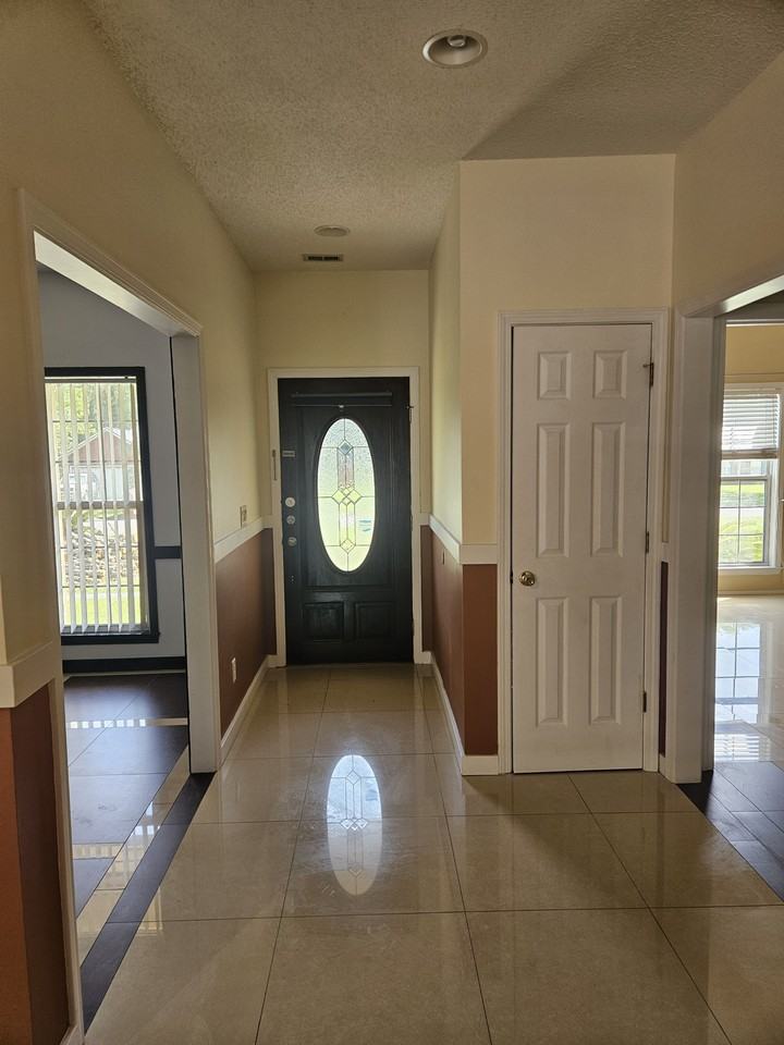380 Tremain Dr - Photo 3 of 20