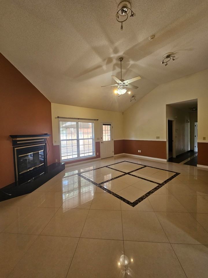 380 Tremain Dr - Photo 4 of 20