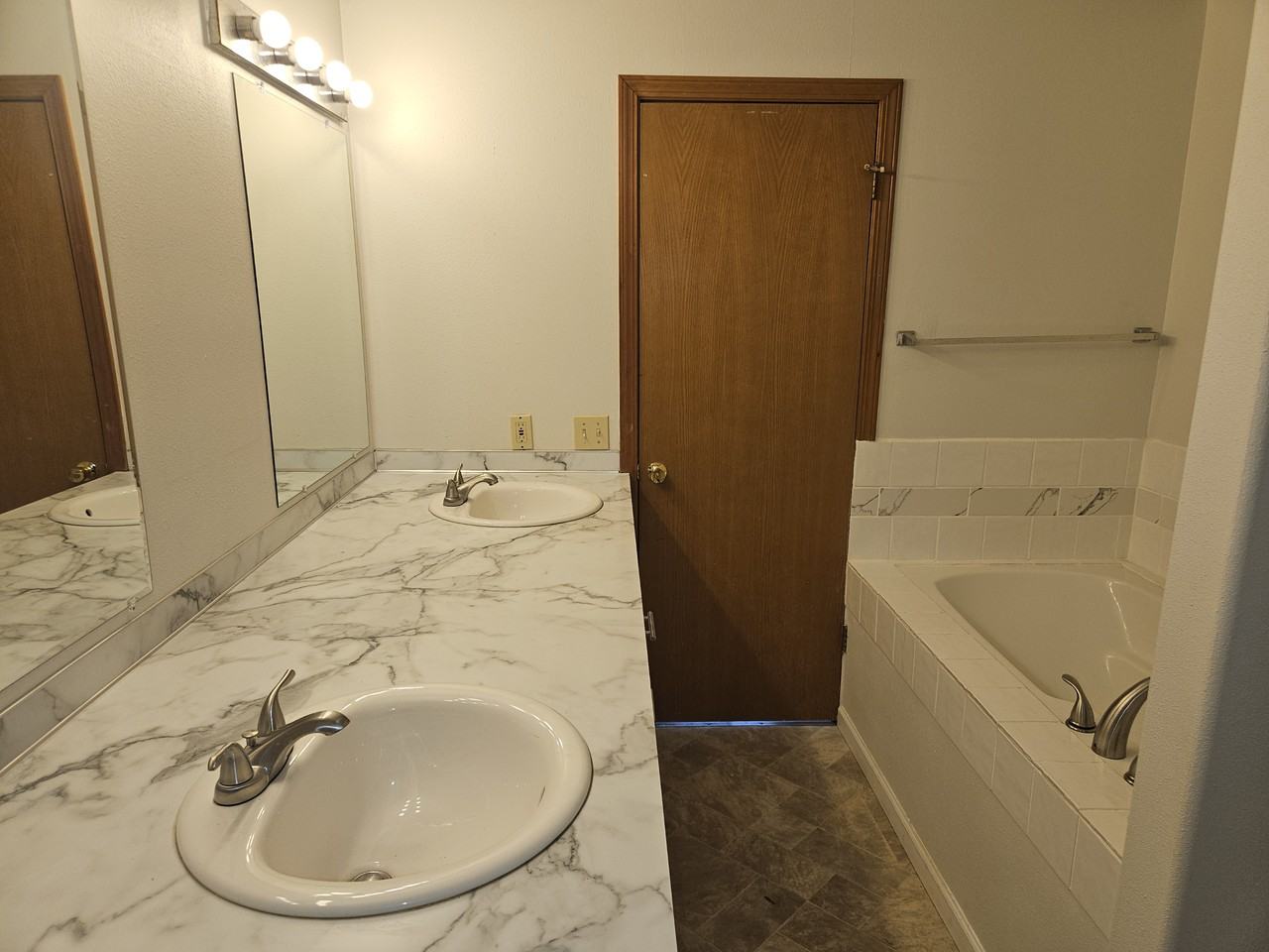 18417 Woodbine Dr - Photo 4 of 30