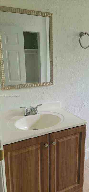 1514 Nw 11th Pl - Photo 4 of 14