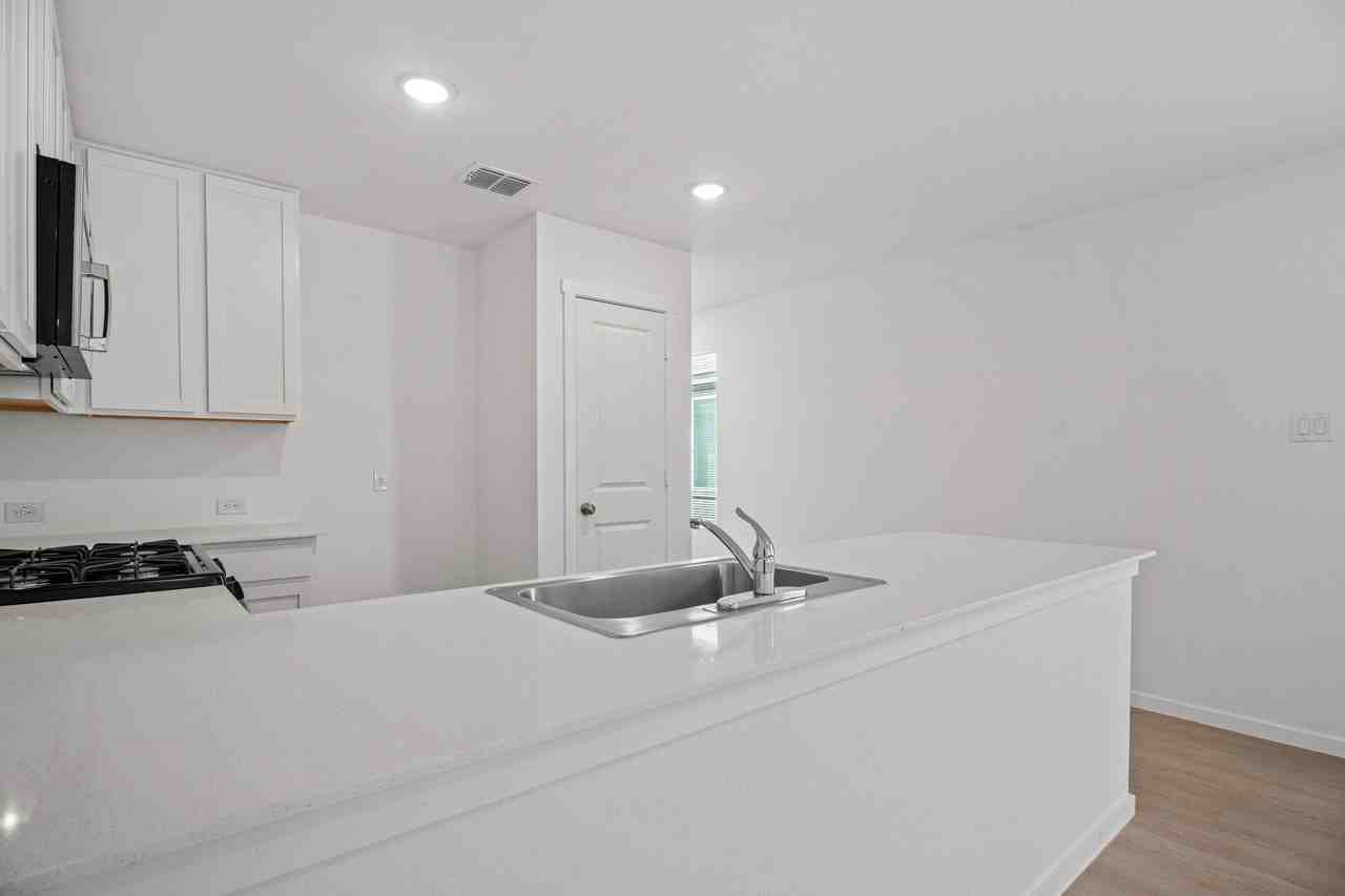 430 Argyle Hl - Photo 7 of 31