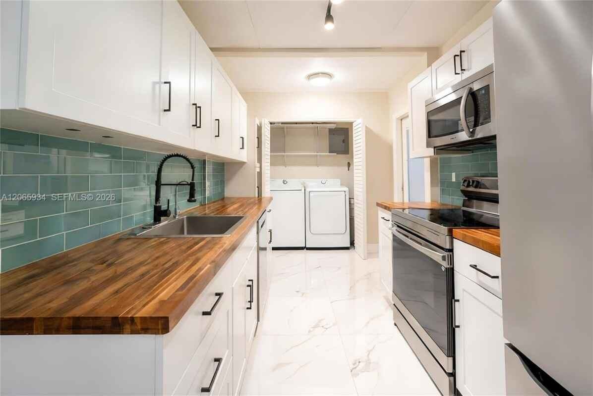 1600 N 68th Ave - Photo 3 of 22