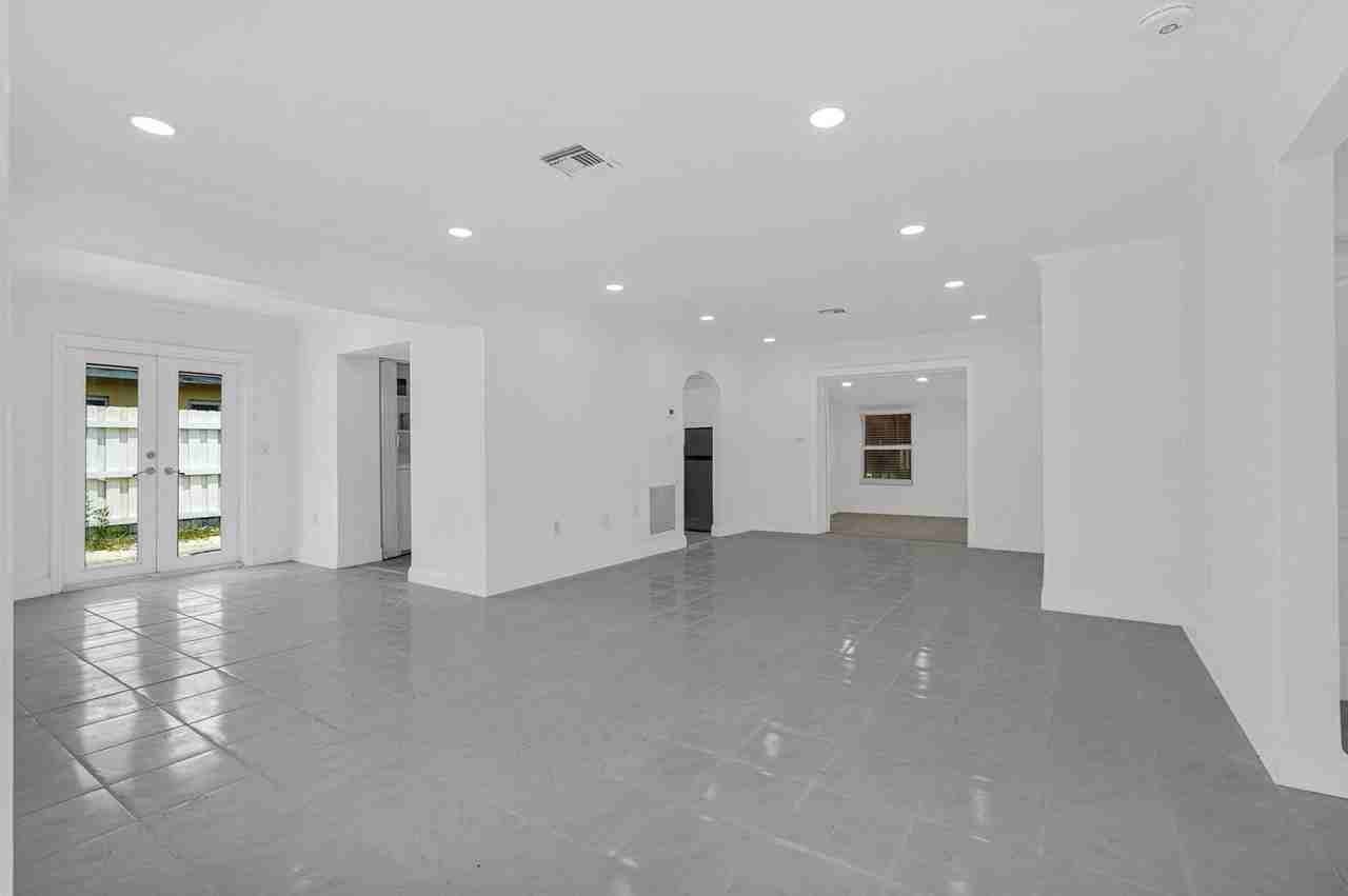 6621 Perry St - Photo 4 of 21