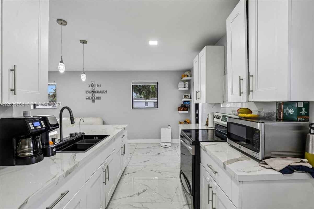 1421 N 68th Ter - Photo 3 of 31