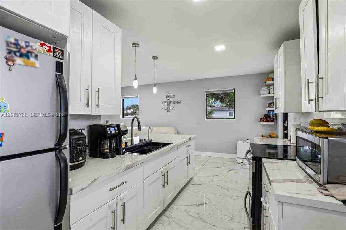 1421 N 68th Ter - Photo 4 of 31