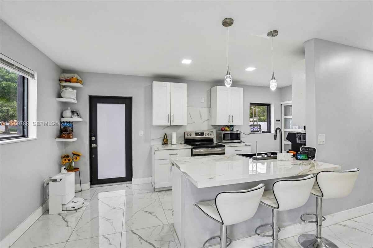 1421 N 68th Ter - Photo 5 of 31