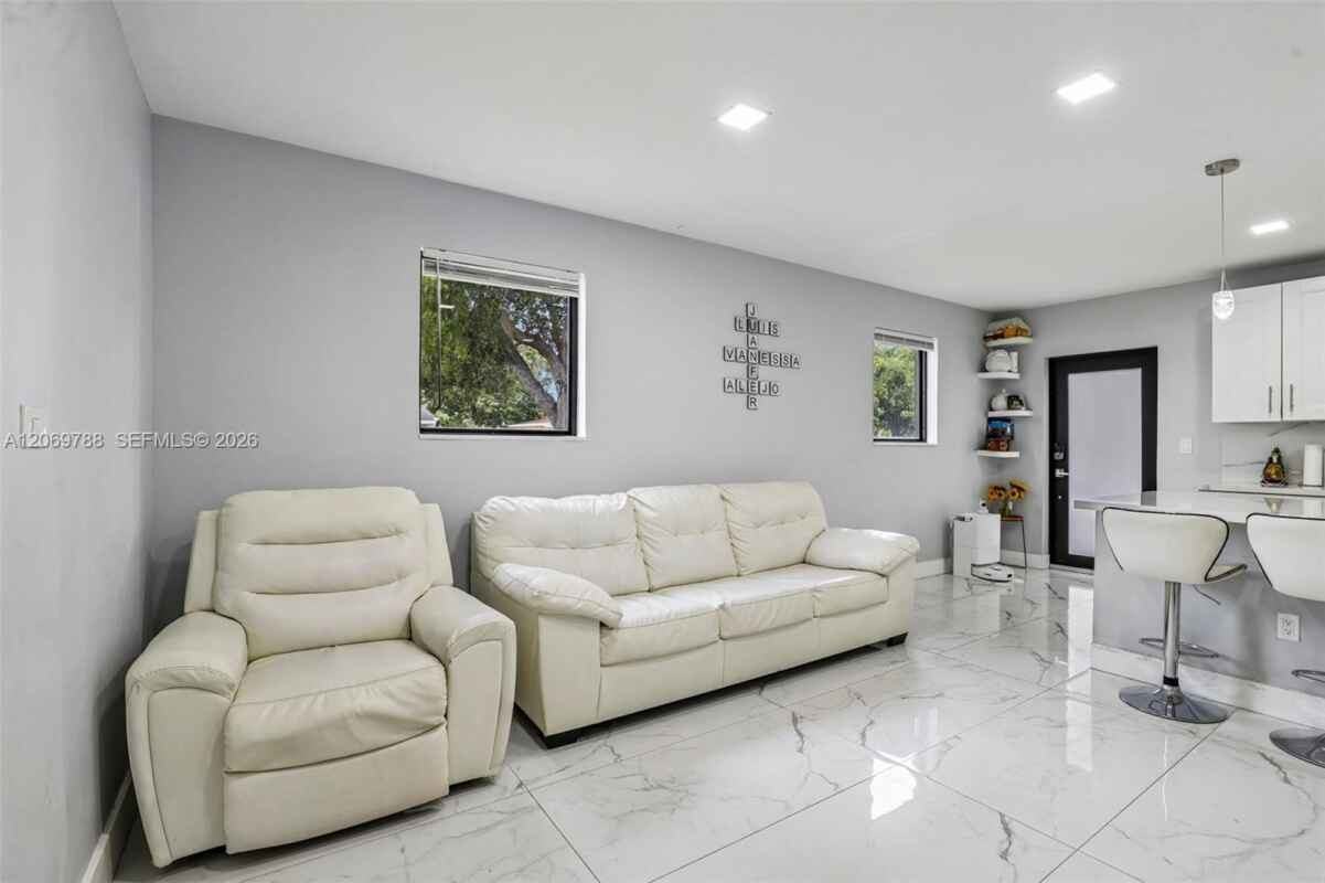 1421 N 68th Ter - Photo 6 of 31