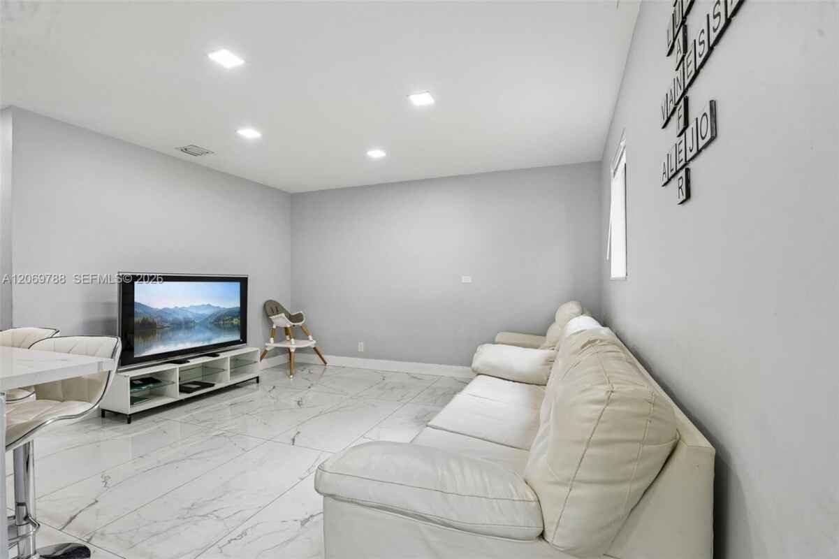 1421 N 68th Ter - Photo 7 of 31