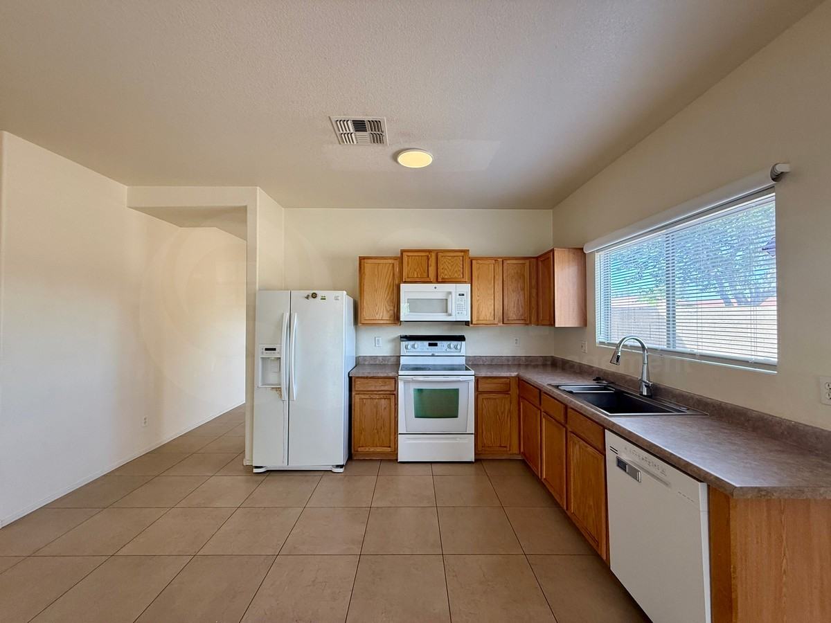 1017 E Pedro Rd - Photo 5 of 25