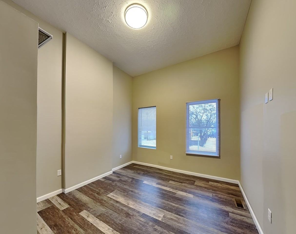 1361 Summit St - Photo 4 of 14
